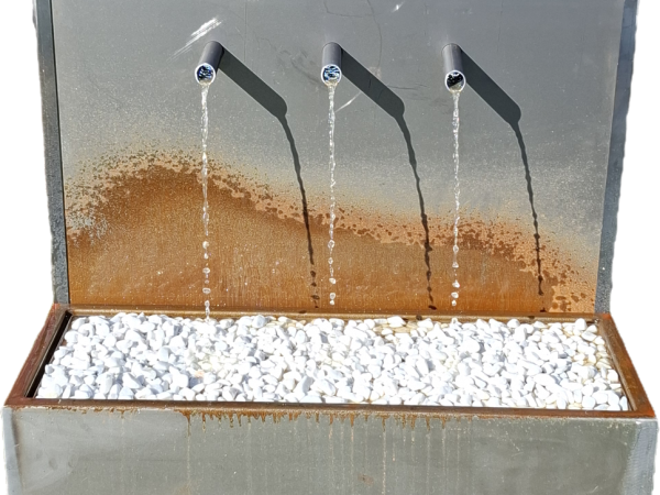Wasserwand mit 3 Rohre und Beleuchtung