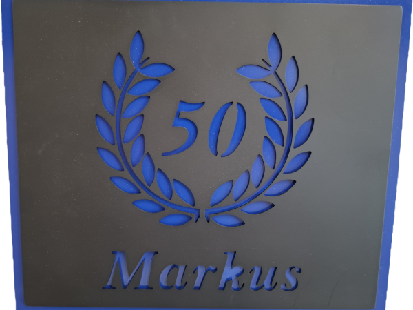 Schild mit „Kranz und Namen“ Blau / Schwarz Matt Abmessungen 320 x 90 x 280 mm (B × T × H)