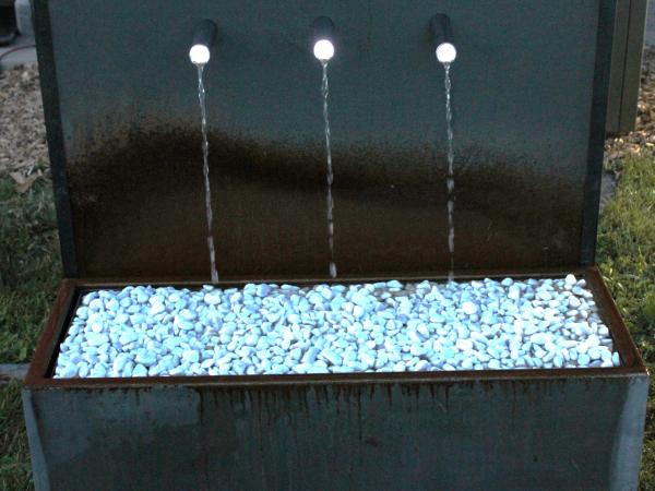 Wasserwand mit 3 Rohre und Beleuchtung
